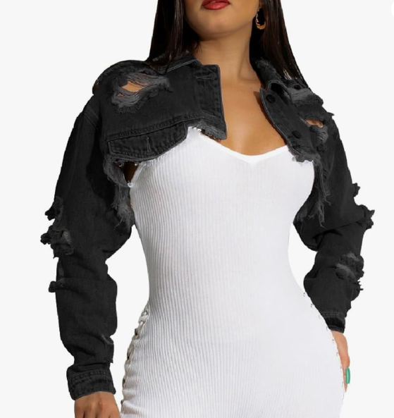 The cropped silhouette maintains ideal Y2K proportions, highlighting the waistline and effortlessly complementing the utilitarian streetwear vibe of the cargo mini skirt.